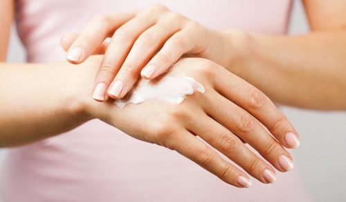 Nên làm gì để chăm sóc da và chống lão hóa da tay?
