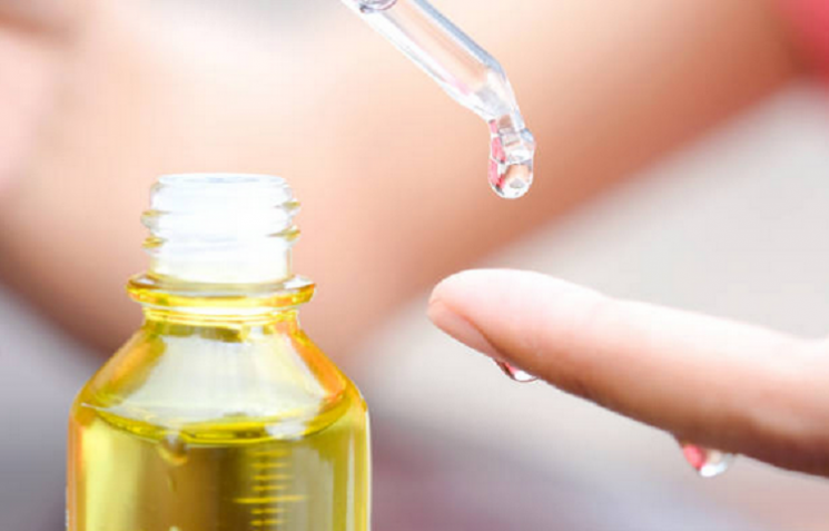 Có nên dùng serum dưỡng da khi bị mụn không?