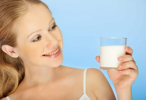 Phụ nữ trung niên có nên sử dụng collagen? Sữa collagen có tốt không?