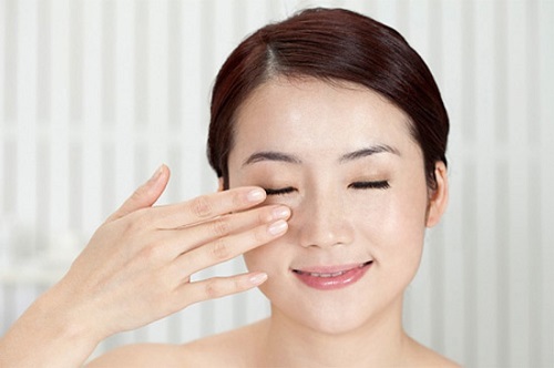 Chăm sóc da mắt thế nào cho đúng để xóa nếp nhăn vùng mắt hiệu quả