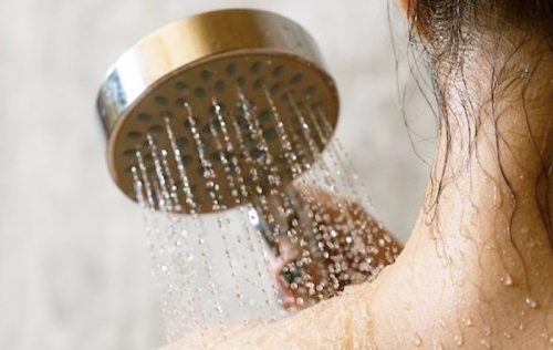 Giải đáp thắc mắc bạn nên rửa mặt trước hay tắm trước?