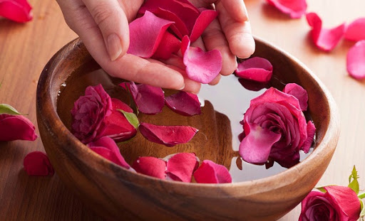 Hướng dẫn cách làm đẹp da với cánh hoa hồng cho tuổi 40