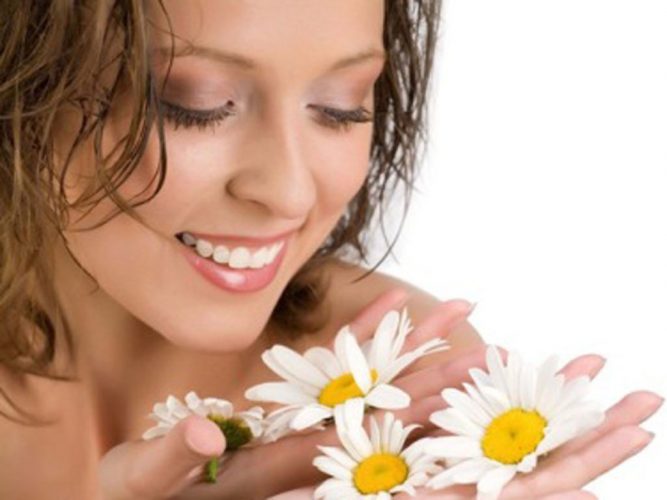 Khám phá cách dưỡng trắng da mặt bằng hoa cúc cho tuổi 30