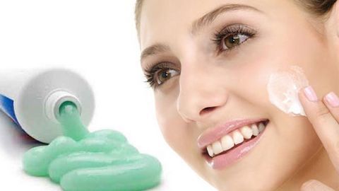 Chia sẻ cách trị mụn đầu đen bằng kem đánh răng cho tuổi 30 hiệu quả
