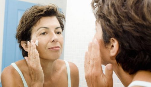 Liệu trình tái tạo da mặt cho tuổi 50 thông qua chế độ skincare hàng ngày