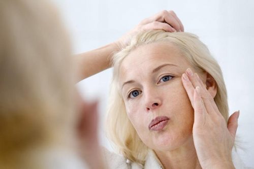 Liệu trình tái tạo da mặt cho tuổi 50 thông qua chế độ skincare hàng ngày