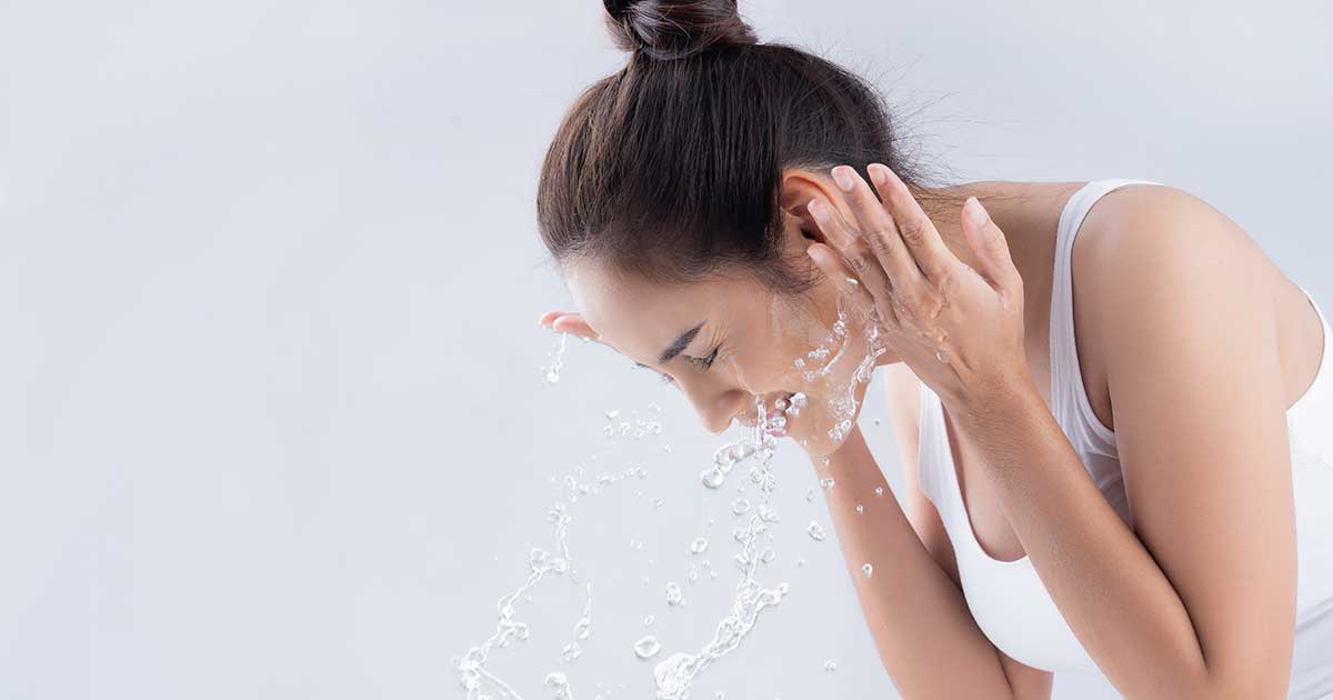 Rửa mặt bằng nước ấm trước khi đi ngủ có tác dụng gì cho da?