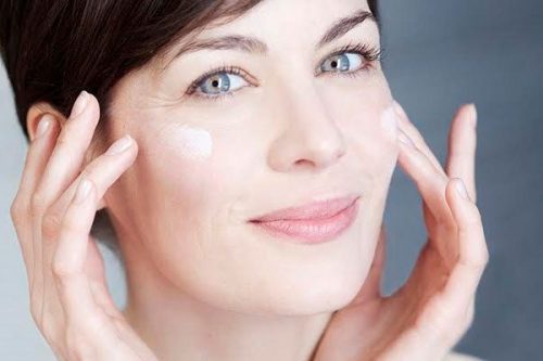 Nếu muốn có da mặt đẹp tuổi 50, bạn cần phải chăm sóc da kỹ càng!