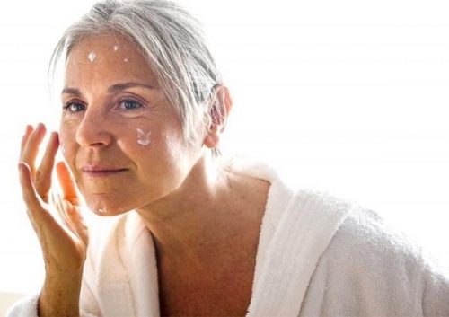 Phương pháp giúp bạn chăm sóc da mặt tuổi 50 luôn tươi trẻ rạng rỡ