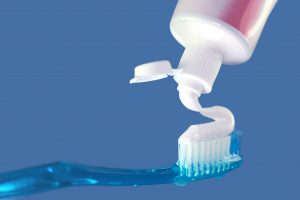 cách làm cho da trắng sáng bằng kem đánh răng có gây hại cho da không