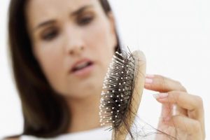 Nguyên nhân tóc dễ gẫy rụng? Uống gì chống rụng tóc ở tuổi 50?