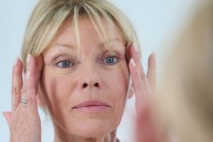 Bạn nên làm gì để cải thiện chảy xệ da mặt ở tuổi 50