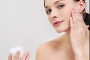 Tình trạng da mặt khô tróc vảy trắng bạn nên làm gì để cải thiện?