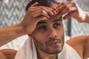 Nguyên nhân tuổi 40 da mặt sạm đen ở nam giới là gì?