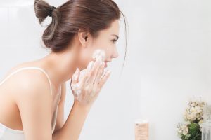 Phụ nữ sau sinh bao lâu thì chăm sóc da mặt với mỹ phẩm?