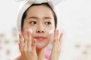 Phụ nữ sau sinh nên rửa mặt thế nào hiệu quả và an toàn cho da?