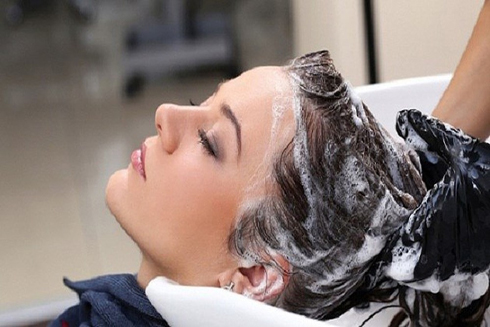 Những cách chăm sóc tóc cho tuổi trung niên hạn chế gãy rụng