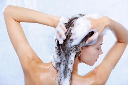 Phụ nữ sau sinh rụng tóc phải làm sao để khắc phục?