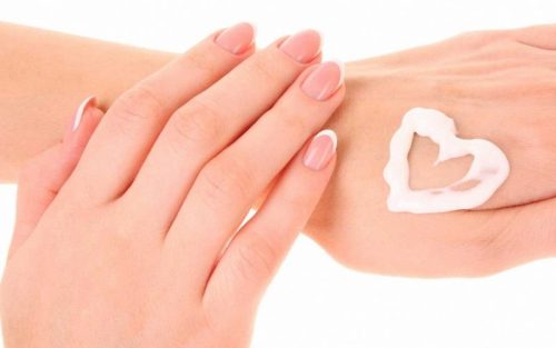 Tips dưỡng da tay mịn màng cho tuổi 30 bạn không thể bỏ qua
